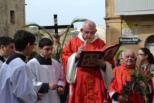 DSC_0041 Archpriest Emeritus reading extract from the Bible