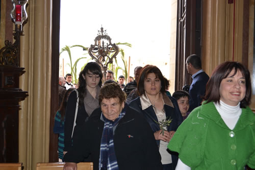 DSC_0082 The faithful enter the Basilica