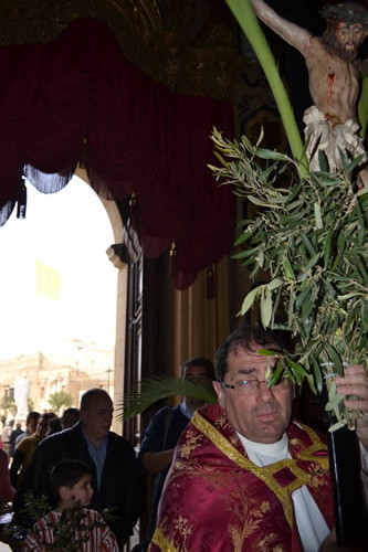 DSC_0091 Archpriest holding Crucifix enters Basilica