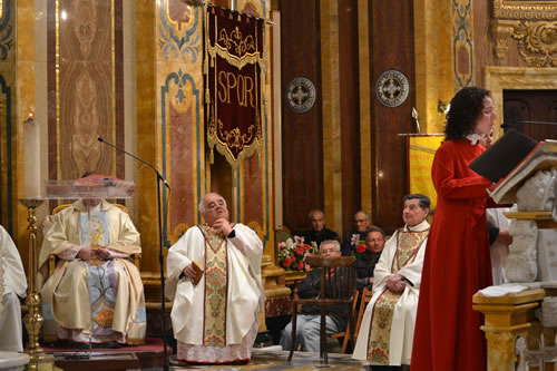 DSC_0052 Singing the Psalm