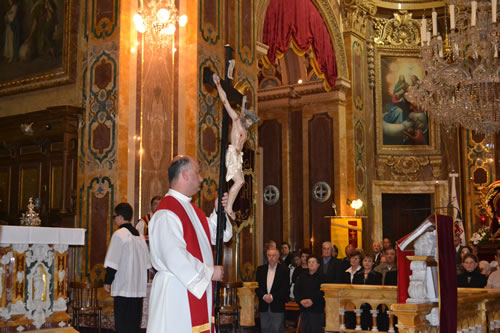 DSC_0171 Archpriest takes Crucifix to High Altar