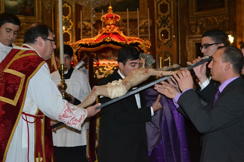 DSC_0121 Celebrant uncovers the whole Crucifix