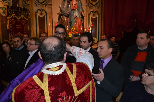 DSC_0111 Celebrant uncovers part of the Crucifix