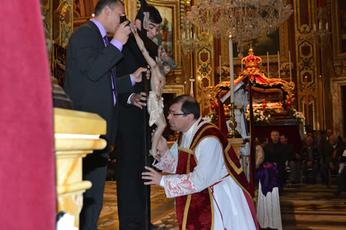 DSC_0131 Archpriest first to kiss the Crucifix