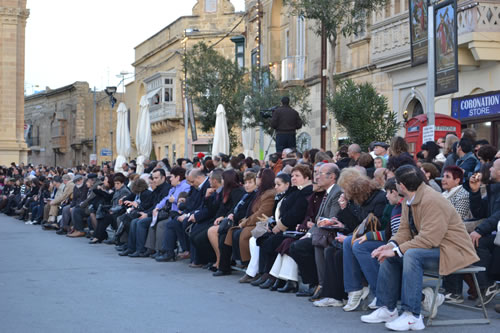 DSC_0192 Crowds ready in their places