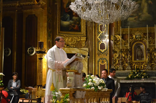 DSC_0004 Archpriest briefs the congregation about the service