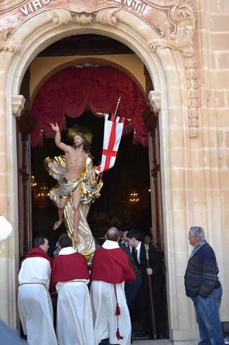 04 Statue coming out of Basilica