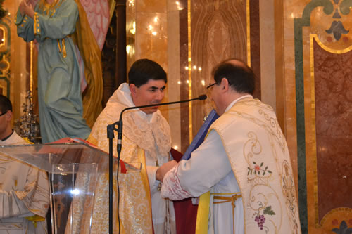 DSC_0151 Presentation of Icon to Fr Camilleri