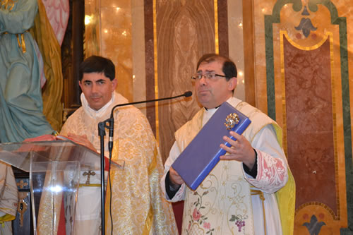 DSC_0147 Presentation of Icon to Fr Camilleri