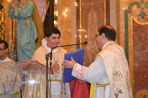 DSC_0150 Presentation of Icon to Fr Camilleri