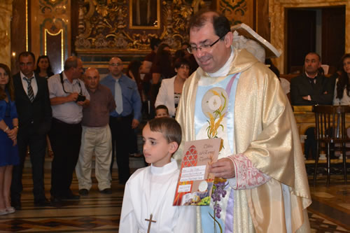 DSC_0208 Archpriest handing a boy a memento