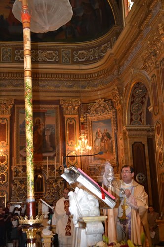 DSC_0047 Incensing the Paschal Candle