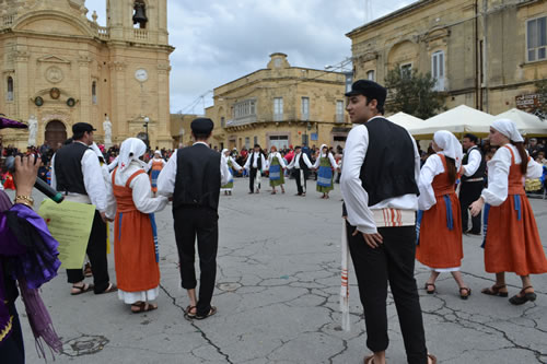 01 Preparing for introductory dance