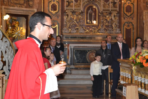 DSC_0015 Carrying the Chrism