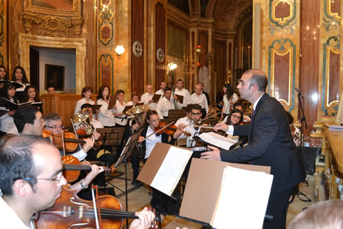 DSC_0007 Mro A Theuma directing ochestra and Choir Voci Angeliche