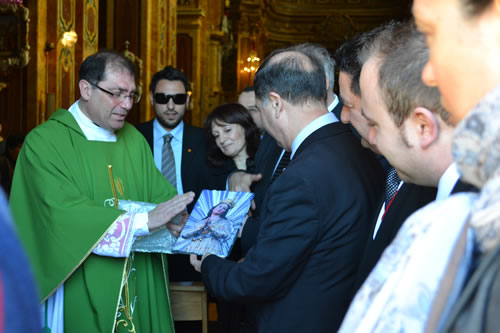 DSC_0138 Archpriest makes a present to President Abela