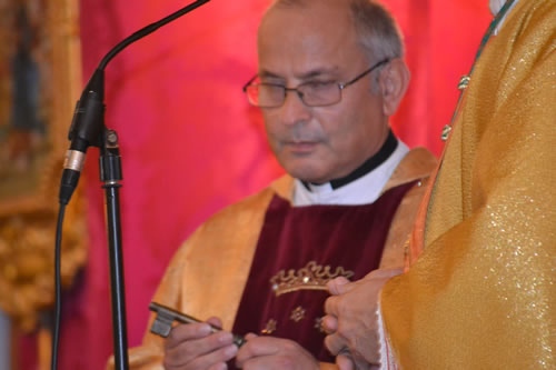 DSC_0219 Fr Ignatius holds the Church key