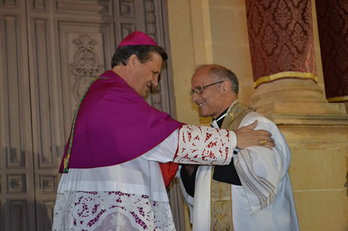 DSC_0161 Receiving the stole from his Bishop