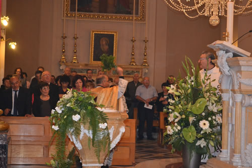 DSC_0225 Sprinkling Holy Water on Congregation