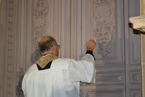 DSC_0174 Knocking to open  the Church door