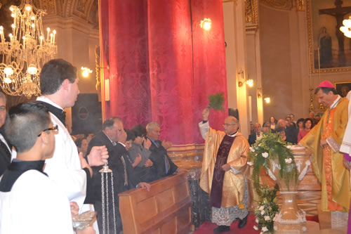 DSC_0223 Sprinkling Holy Water on Congregation