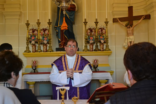 02 In cemetery Chapel archpriest Refalo celebrating Mass