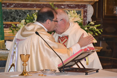 DSC_0084 Embrace of peace with Archpriest Emeritus