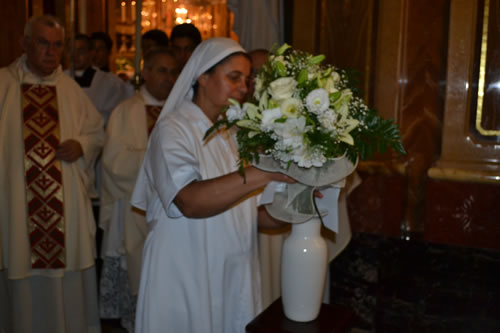 DSC_0101 Placing bouquet in front of the Bambina