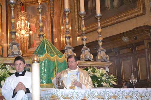 DSC_0017 Archpriest incensing the altar