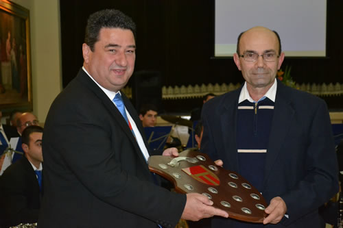 DSC_0076 Mayor presenting the shield to John