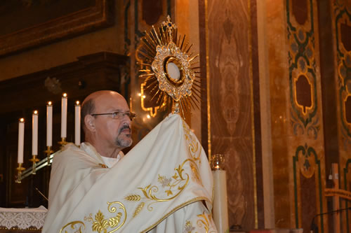 DSC_0443 benediction with the Holy Eucharist