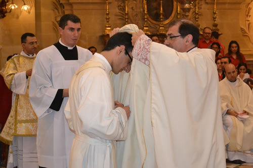 DSC_0119 Xaghra Archpriest vests Fr Daniel with chasuble