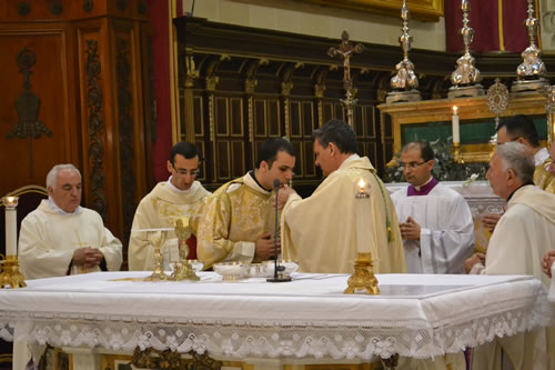 DSC_0227 Bishop gives Holy Communion to Maltese Deacon