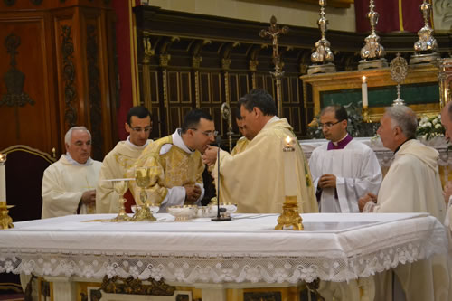 DSC_0228 Bishop gives Holy Communion to Maltese Deacon