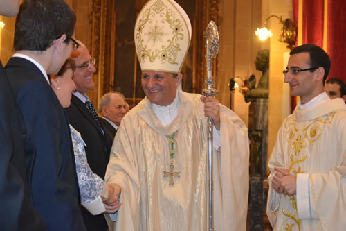 DSC_0290 Bishop congratulating Fr Daniel's mother