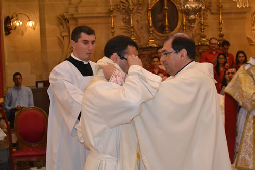 DSC_0120 Xaghra Archpriest vests Fr Daniel with chasuble