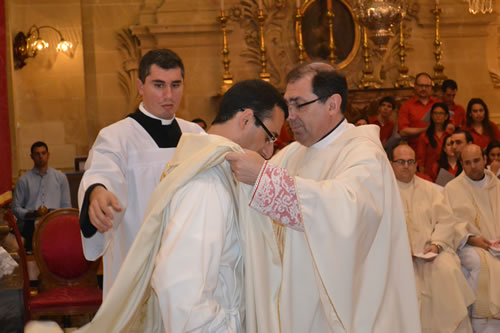 DSC_0121 Xaghra Archpriest vests Fr Daniel with chasuble