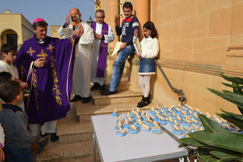 DSC_0205 Sprinkling Holy water on statuettes of Baby Jesus