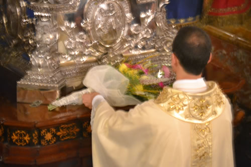 DSC_0293 Presenting bouquet to Our Lady