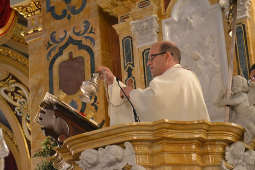 DSC_0131 Fr Mark Bonello incensing the Bible