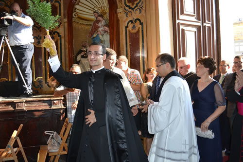 DSC_0041 Sprinkling Holy Water on the congregation