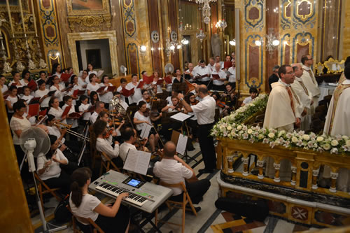 DSC_0074 Mro Antoine Theuma directing Orchestra and Choir