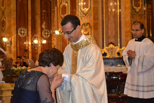 DSC_0321 Fr Daniel's mother kisses his anointed hands