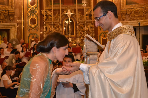 DSC_0324 Fr Daniel's sister kisses his anointed hands