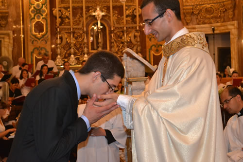 DSC_0323 Fr Daniel's brother kisses his anointed hands