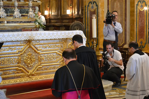 DSC_0044 Kneeling in front of the High Altar