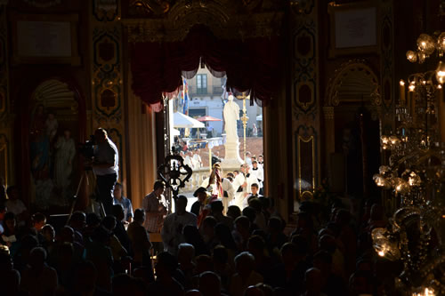 DSC_0062 Procession in the Square entering the Basilica