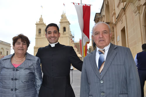 DSC_0006 Vicar Fr A Bajada with his parents