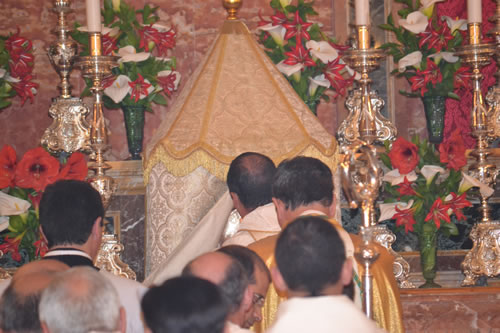 DSC_0190 Fr Charles opens the tabernacle