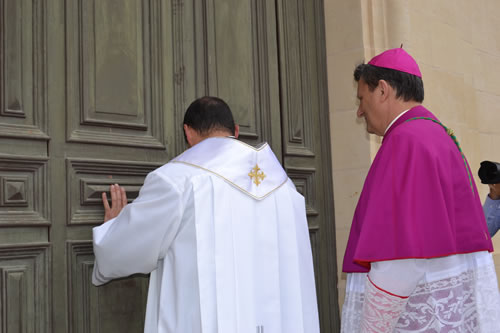 DSC_0050 Fr Charles opens the Church door